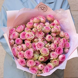 Букет из 11 розовых кустовых пионовидных роз 50 см (Россия)