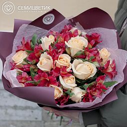 Букет из 15 кремовых роз 35-40 см (Россия) и 10 красных альстромерий