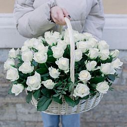 Композиция из 51 белой розы 40 см (Россия) в корзине