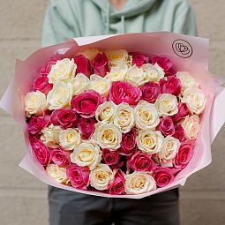 Букет из 51 розовой и белой розы 50 см (Россия)