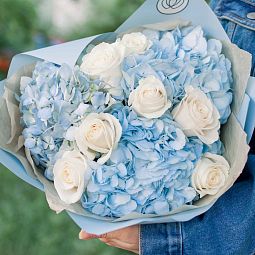 Бело-голубой свадебный букет  из 3 голубых гортензий и 7 белых роз Vendela 50 см