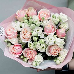 Букет из 10 нежно-розовых пионовидных роз Swan Grace 40 см и 9 белых лизиантусов