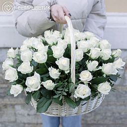 Композиция из 51 белой розы 35-40 см (Россия) в корзине