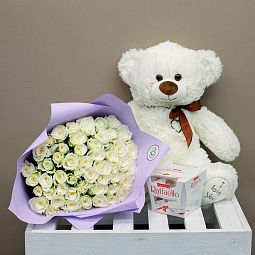 Набор №4: Букет из 51 белой розы (Кения) с медведем и конфетами (выгода - 897 руб)