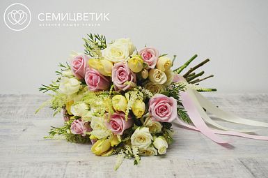 Свадебный букет из кустовых роз, одноголовых роз и лизиантуса