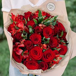 Букет из 25 красных роз (Кения) и 7 красных альстромерий