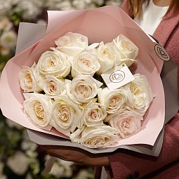 Букет из 15 белых пионовидных роз White O'Hara 40 см в розовой пленке