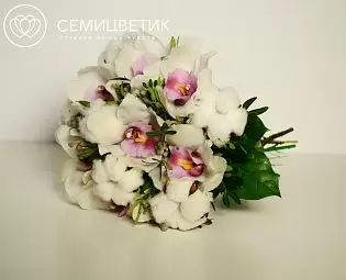 Свадебный букет из орхидеи цимбидиум и хлопка