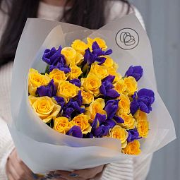 Букет из 25 желтых роз (Россия) и 16 синих ирисов