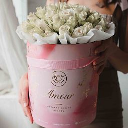 Букет в розовой шляпной коробке Amour из 51 белой розы (Кения)