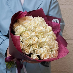 Букет из 45 белых роз 35-40 см (Россия) в бордовой пленке