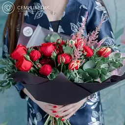 Букет из пионовидной розы, тюльпанов и астильбы в бордовой пленке