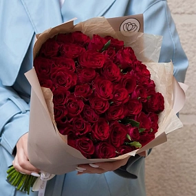 Букет из 45 красных роз 40 см (Кения) в кремовой пленке
