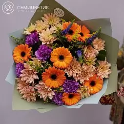 Букет из гербер, вероники и хризантем в зеленой пленке
