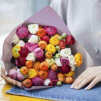 Какие цветы дарят женщинам на 40 лет?
