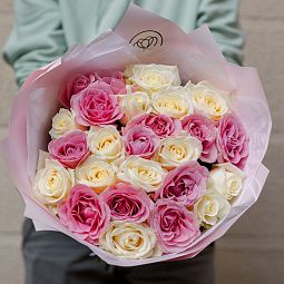 Букет из 25 нежно-розовой и белой розы 50 см (Россия)