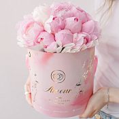Букет в розовой шляпной коробке Amour Mini из 21 розового пиона Standart Plus