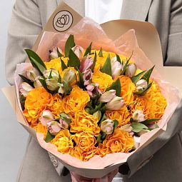 Букет из 25 оранжевых роз 35-40 см (Россия) и 10 розовых альстромерий
