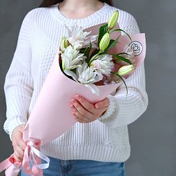 Букет из 3 пионовидных лилий в розовых тонах в розовой пленке