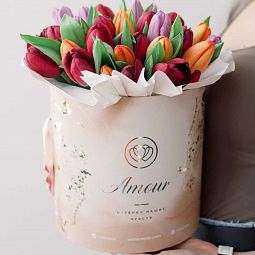Букет в бежевой шляпной коробке Amour Mini из 45 тюльпанов микс