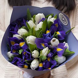 Бело-синий свадебный букет  из 10 синих ирисов и 15 белых тюльпанов