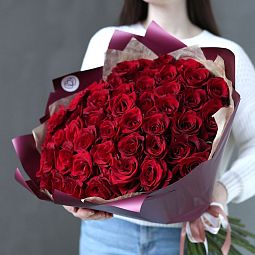 Букет из 51 красной розы Ever Red 60 см (Кения) в бордовой упаковке