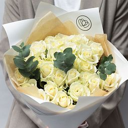 Бело-зеленый свадебный букет  из 25 белой розы 50 см (Россия) с эквалиптом