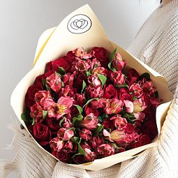 Свадебный букет  из 25 красных роз (Кения) и 7 красных альстромерий в кремовой пленке